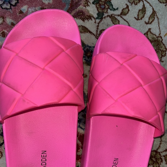 Steve Madden Neon Pink Slides 🌵7 - Picture 7 of 11